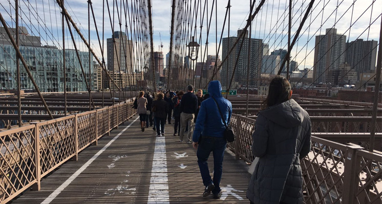 Caminhando pela ponte do Brooklyn