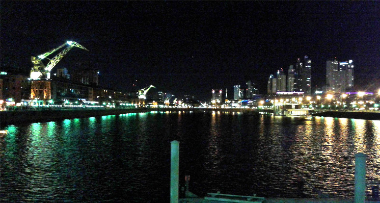 Vista noturna de Puerto Madero